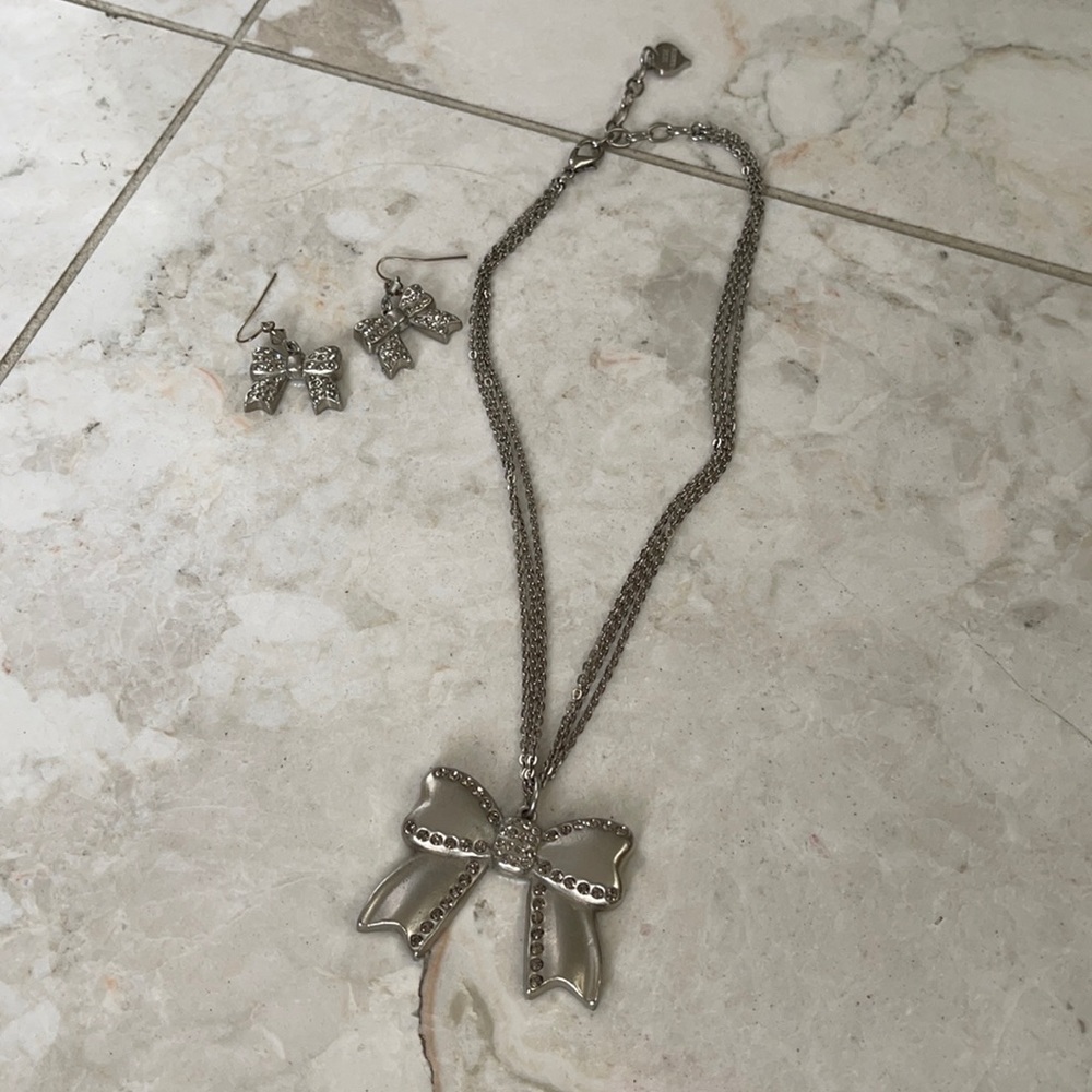 Sisi Amber bow necklace and matching earrings